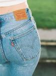 Бренд Levi's расширил женский ассортимент, запустив новую линию Loose Fit. Модели из нее отличаются высокой линией талии и свободной посадкой. Дизайнеры создали  коллекцию джинсов, одновременно отдавая уважение своим традициям и опираясь на новаторские решения и ноу-хау технологии.
