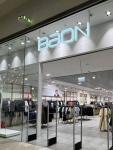 Бренд Baon объявил о ребрендинге. Компания создала новый логотип и фирменную атрибутику, кроме того,  в ближайшее время обновит сайт и откроет розничные магазины в новом формате.